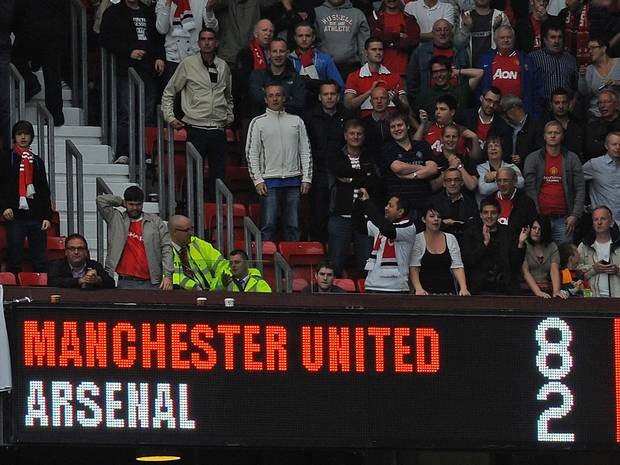 Những tấm bảng điện tử điên rồ. Man United 8-2 Arsenal; Man United 1-6 Man City; Chelsea 3-5 Arsenal…